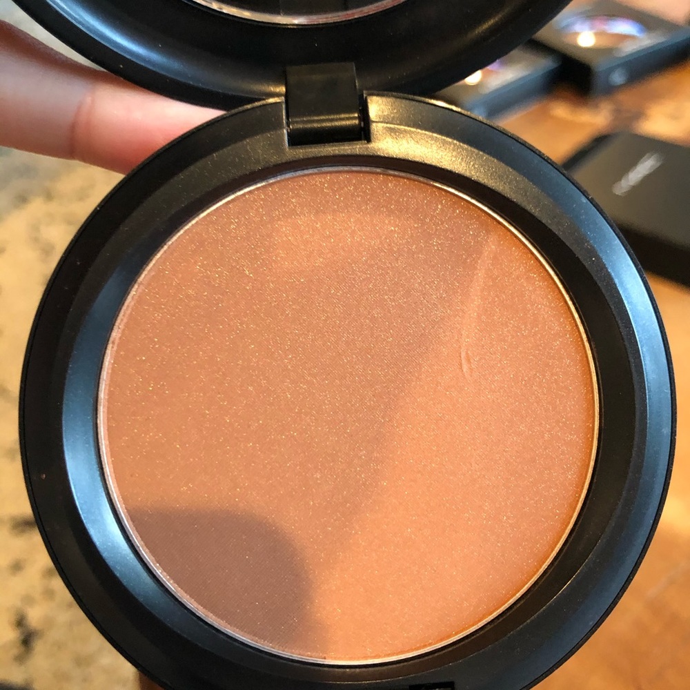 MAC Bronzing Powder - Picture 3 of 4